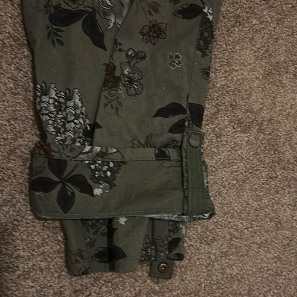 Democracy “Flex”- ellent Olive Green Floral Print Lightweight Utility Crop pant - Picture 6 of 10